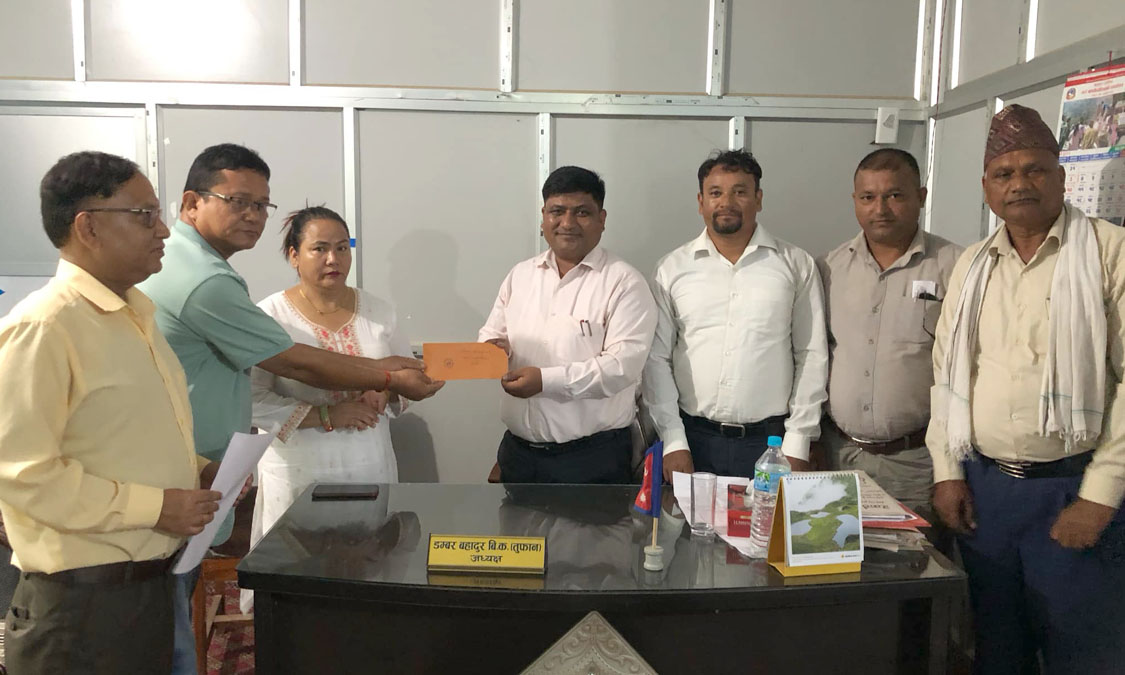 खजुरास्थित पेडारी पुल र अलपत्र सडक निर्माण नथालिए पालिका अध्यक्ष सहित जनप्रतिनिधि सडकमै सुत्ने चेतावनी Image