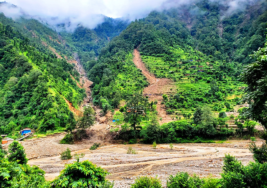 नौबिसेमा बस र दुई वटा साना सवारीसाधन पुरिए Image
