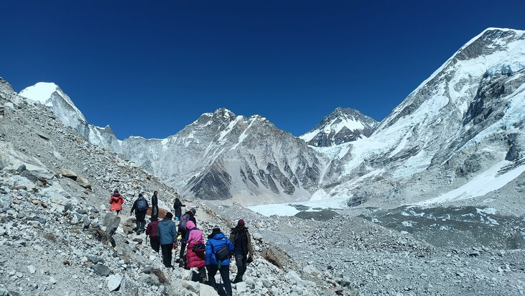 सगरमाथा क्षेत्रमा एक महिनामै पुगे ९ हजार पर्यटक Image