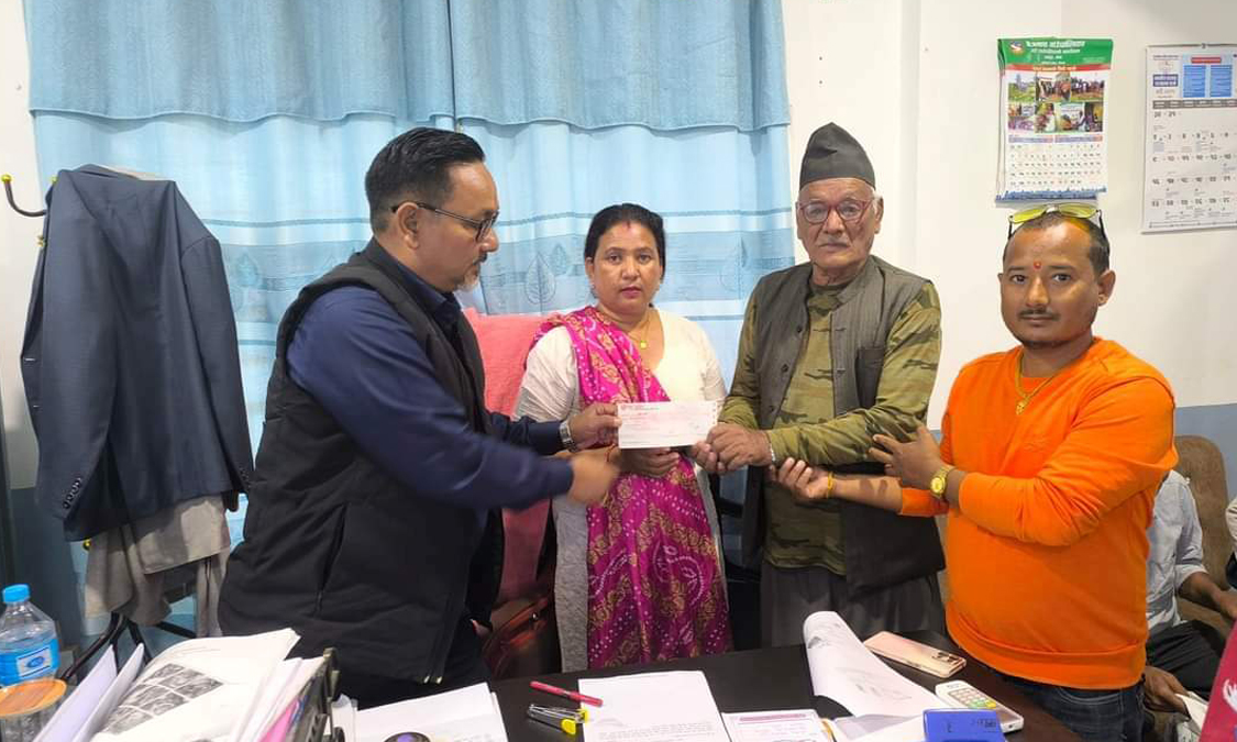 बाँसगढीको जङ्गलमा बाघको आक्रमणबाट मारिएकी बैजनाथकी मनिषाको परिवारलाई राहत प्रदान Image