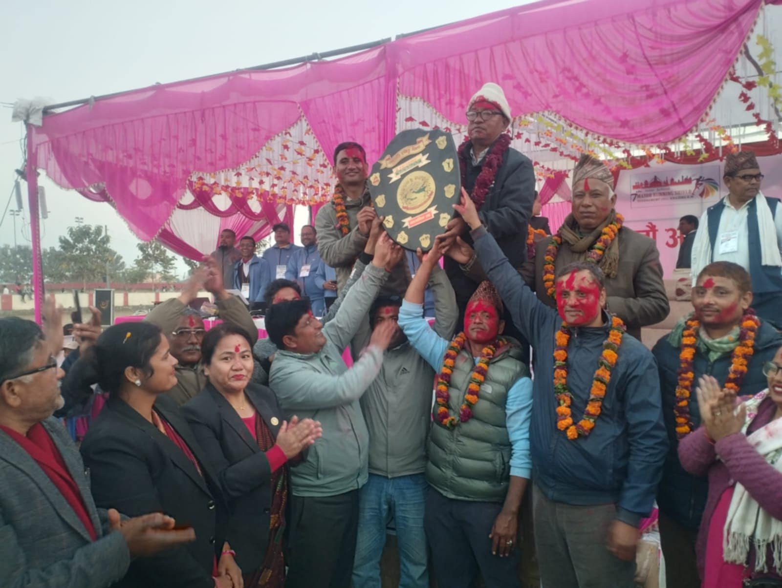 ११ स्वर्णसहित जनता माविले चुम्यो उपाधी Image