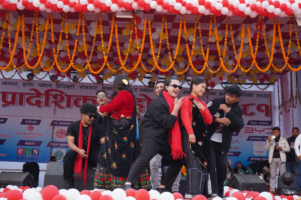 पल शाहको क्रेजमा उर्लियो दर्शक, सोमबार गायक दुर्गेश थापा आउँदै Image