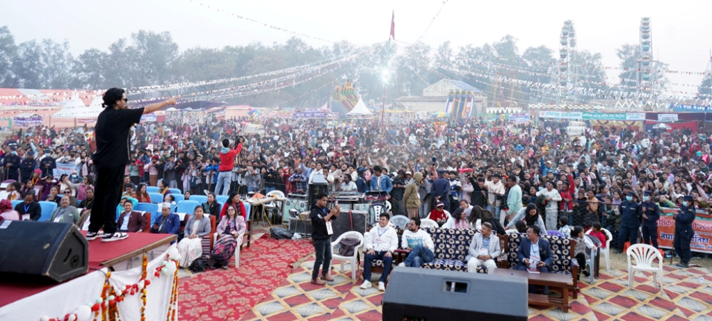 चक्र बमको गीतमा महोत्सवस्थलमा दर्जनौं समूहका देउडा नाच Image