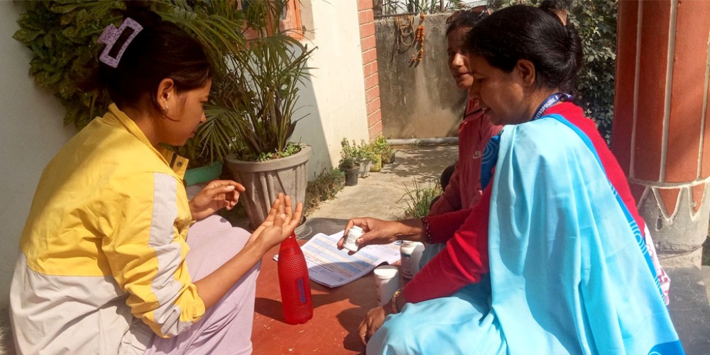 घरघरमै पुगेर हात्तीपाइलेको औषधी खुवाइदै Image