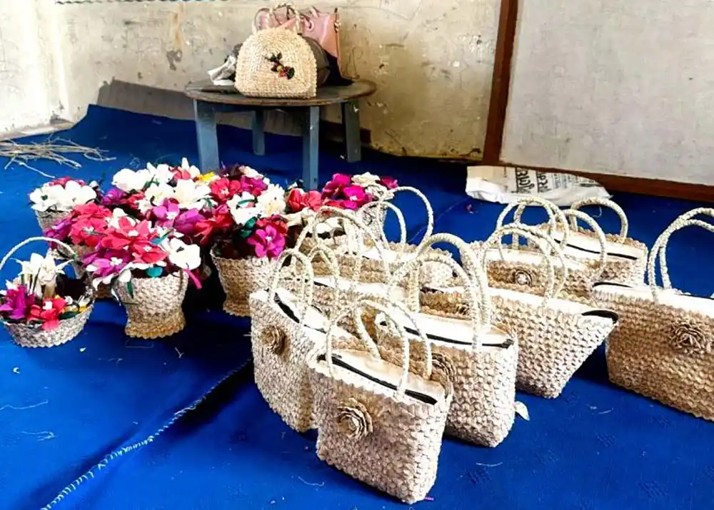 मकैको खोस्टा र थाकलको पातबाट आत्मनिर्भर बन्दै महिला Image