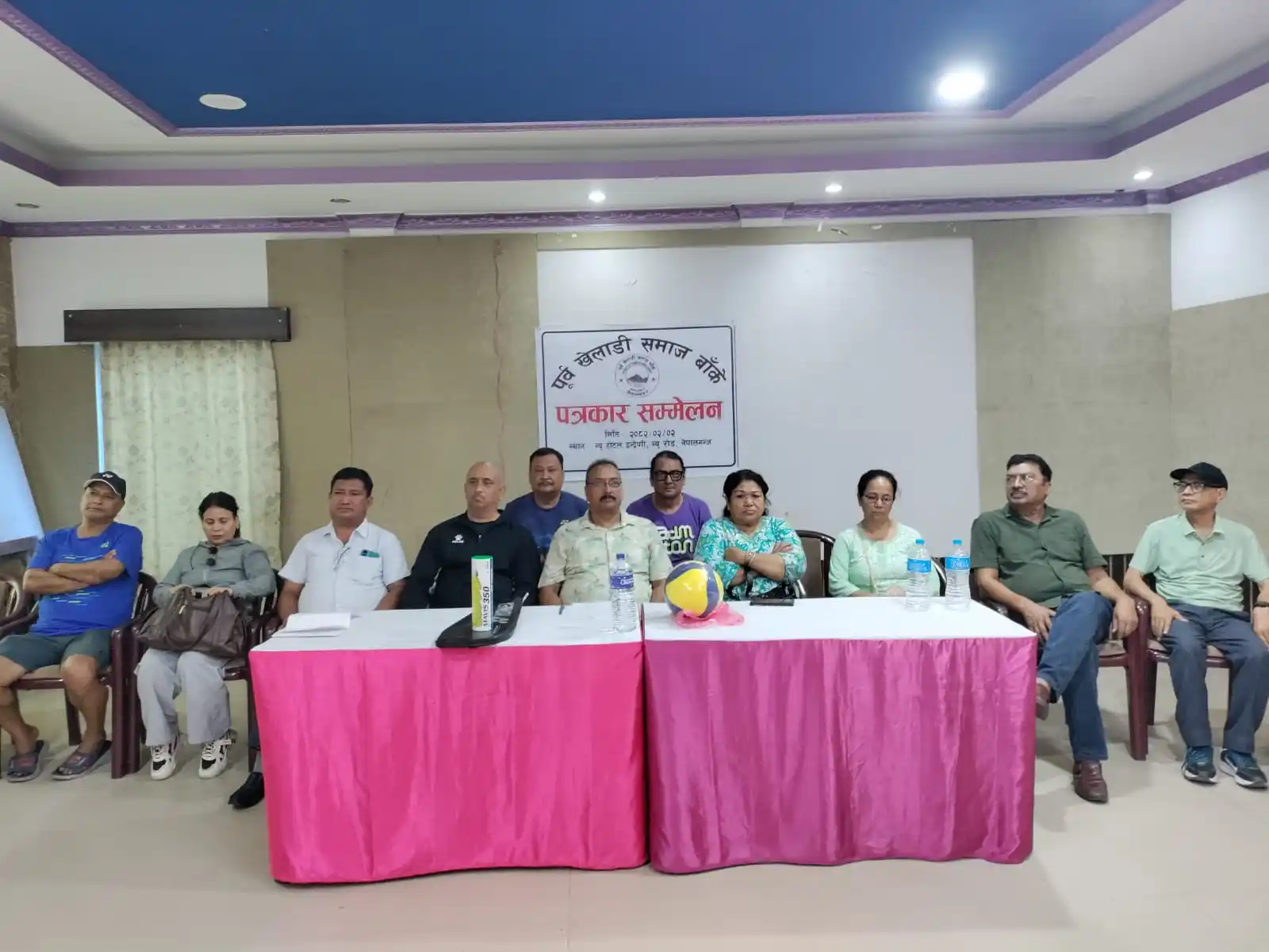 नेपालगन्जमा ब्याडमिन्टन र भलिबल प्रतियोगिता गर्दै पूर्व खेलाडी समाज