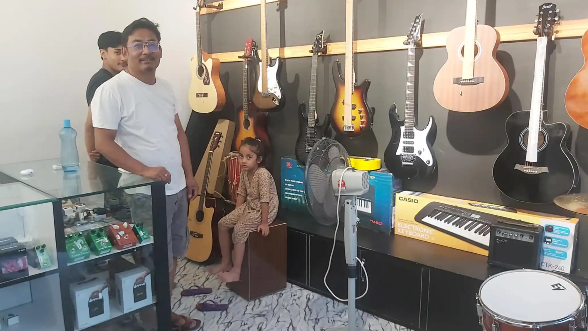 खजुरामा खुल्यो पहिलो संगीत सामाग्रीको पसल