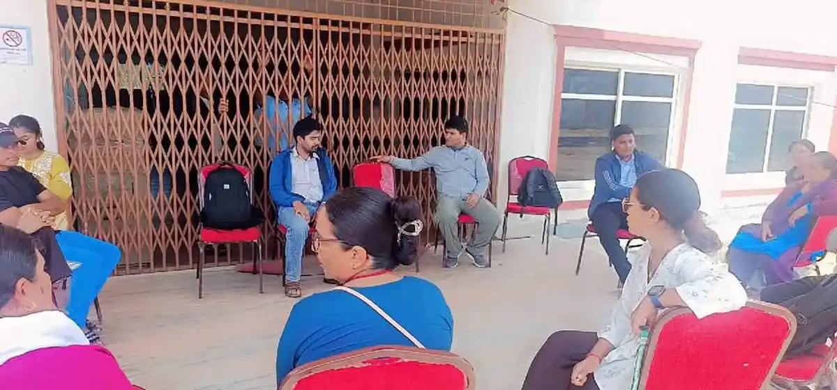 कर्मचारी ढिलो आएको भन्दै गाउँपालिका उपाध्यक्षले गरिन तालाबन्दी Image