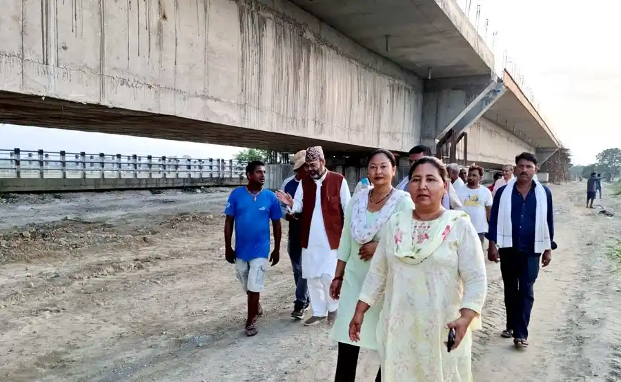 राप्तीनदीमा निर्माणाधिन पुलको लम्बाई बढाउन माग Image