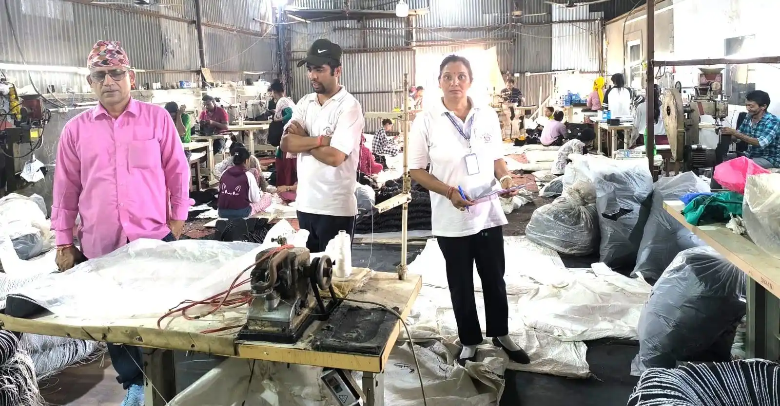 लक्ष्मी फुटवेयर इण्डष्ट्रिजलाई २ लाख जरिवाना, एमआरपी नराखी जुत्ताचप्पल उत्पादन Image
