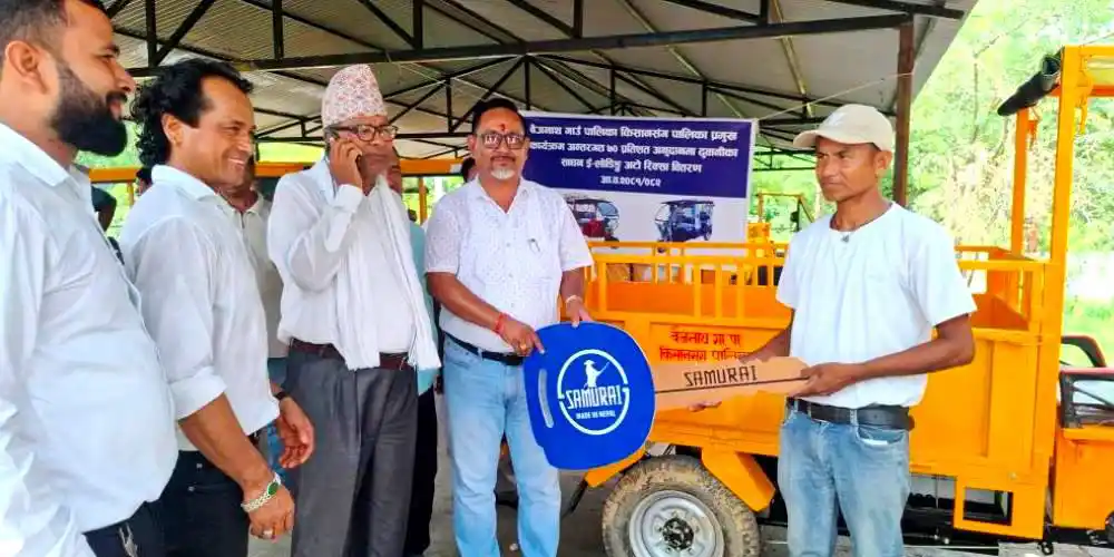 किसानलाई ७० प्रतिशत अनुदानमा ई–लोडिङ रिक्सा वितरण Image