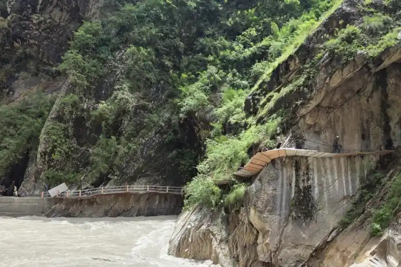 सब्बलको भरमा चट्टान फुटाएर घोडेटो बाटो निर्माण