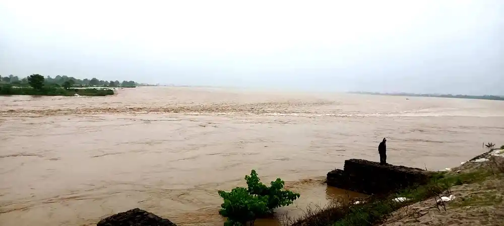 बाँकेको राप्ती नदीमा पानीको सतह घट्दै
