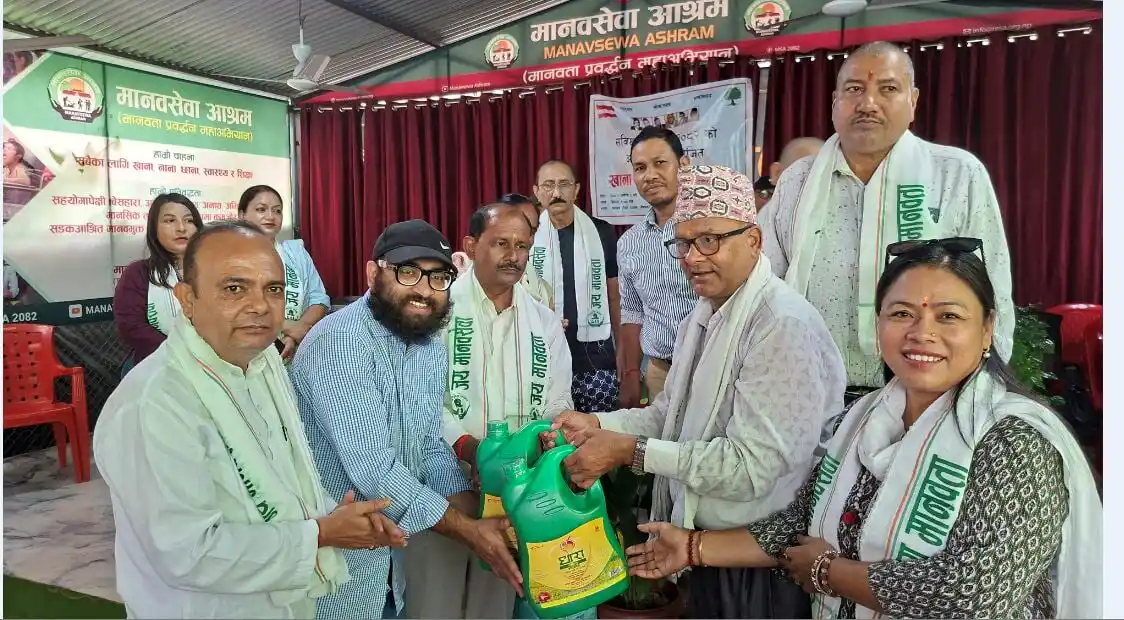 संविधान दिवस : काँग्रेसद्वारा आश्रमलाई खाद्यान्न र स्वास्थ्य सामग्री प्रदान Image