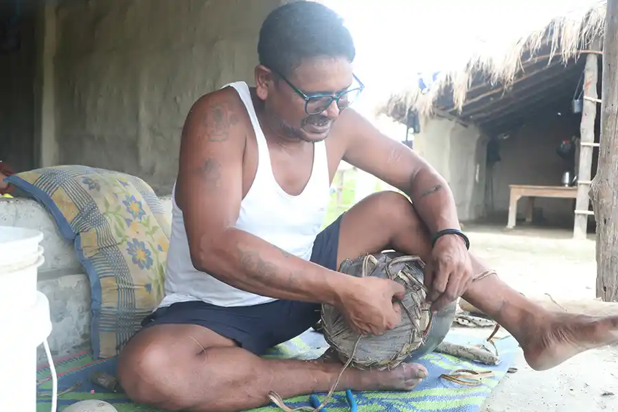 तिहारका लागि मादल बनाउन भ्याइनभ्याइ Image