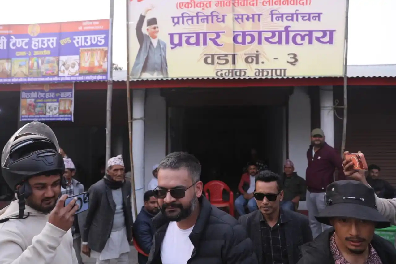 ओलीको प्रचार कार्यालयमा बालेन, एमाले कार्यकर्तासँग हात मिलाएर फर्किए Image