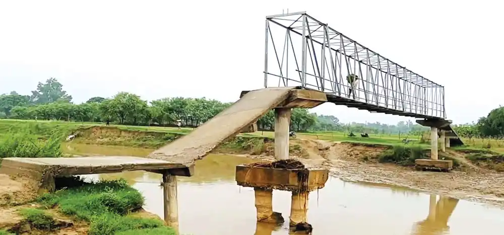 डुडुवामा समन्वय बिना बनेको ‘लंगडो पुल’, ज्यान हत्केलामा राखेर हिँड्न बाध्य स्थानीय Image