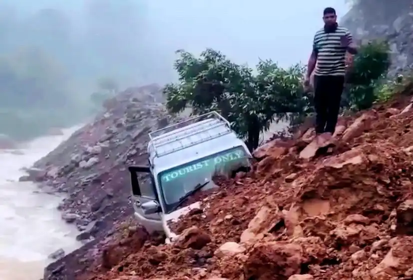 हिलाम्मे सडकले ढोरपाटन आउने पर्यटकलाई सास्ती Image